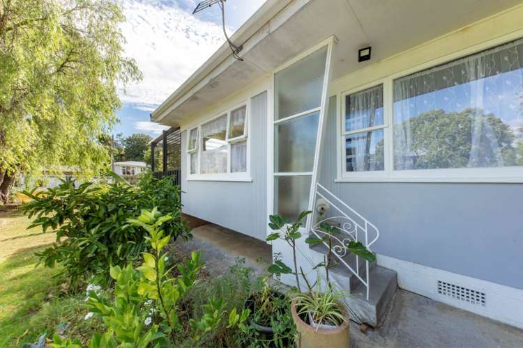1/2 Earl Road Titirangi_13