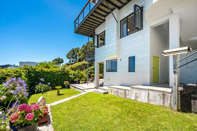 IMMACULATE BLUE - CHIP APARTMENT WITH GARDEN