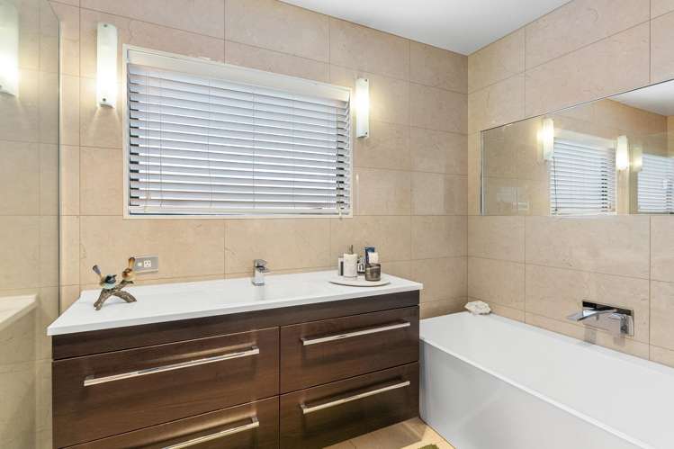 12 Courtneys West Harbour_27