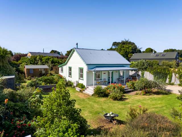 Mahuru Hideaway: Character Cottage on 1,072m2