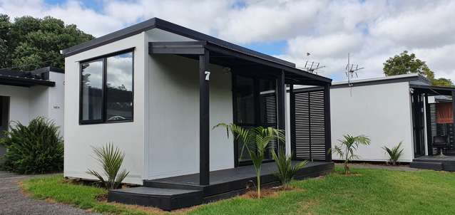 Cabin 6/15 Rangiwhea Rd, Sandspit Motorcamp Waiuku_3