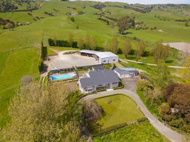 Country homestead with 7.3 hectares