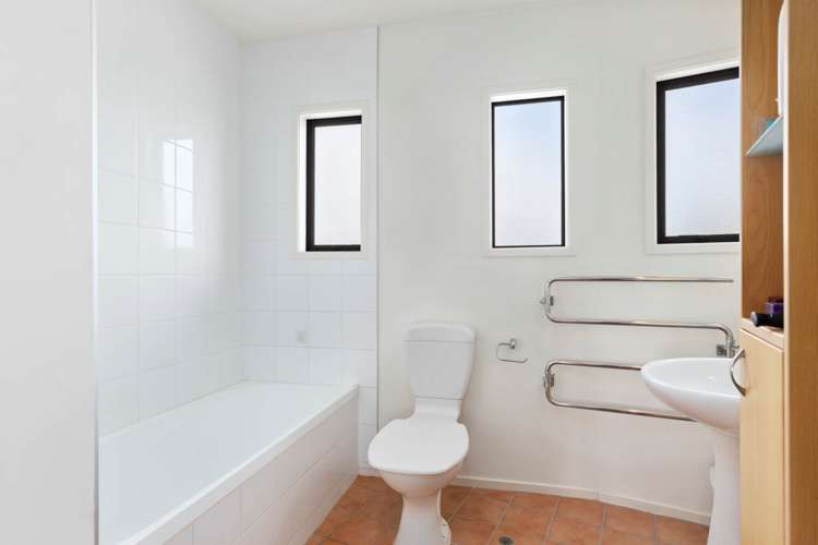 42/2 Armoy Drive East Tamaki_11