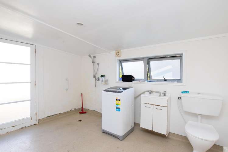 11 Front Miranda Road Waitakaruru_8