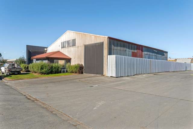 Industrial workshop and yard for lease