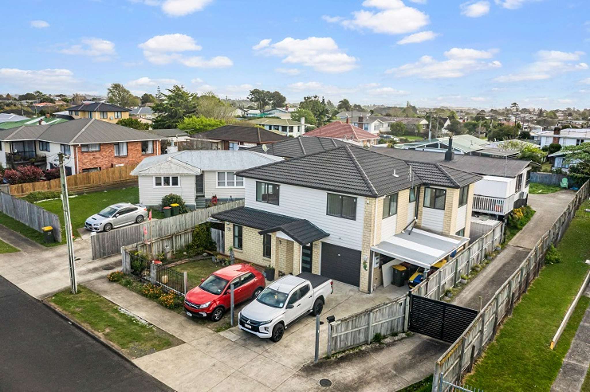 'Buy the house, get two cars free': South Auckland family is selling the lot