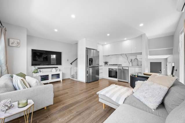 Corner Living, Modern Ease, Prime Position!