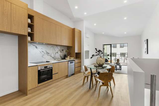 Grab it while it's HOT - 3 bedrms & 3 bathrms