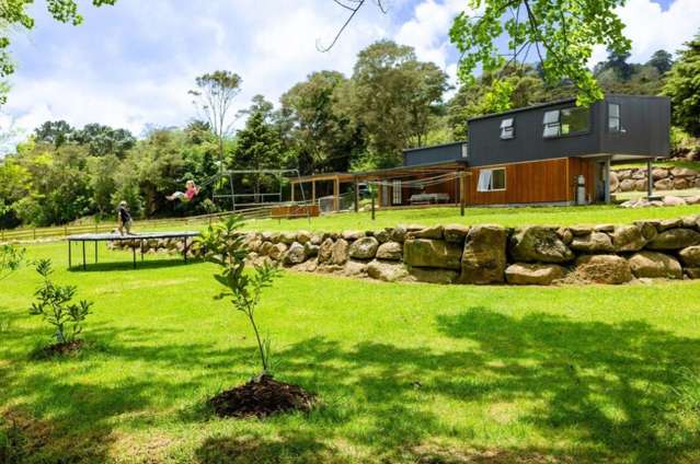 Rural, Riverside Home in Kawakawa