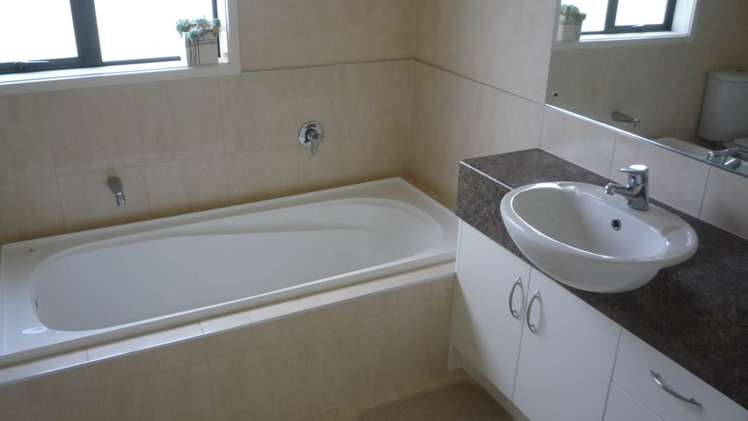 46 Salford Crescent Flat Bush_5