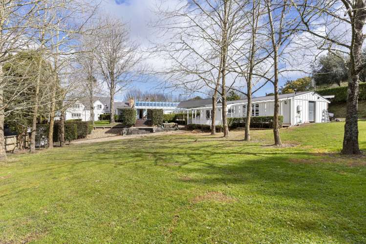 136 Attwood Road Paremoremo_3