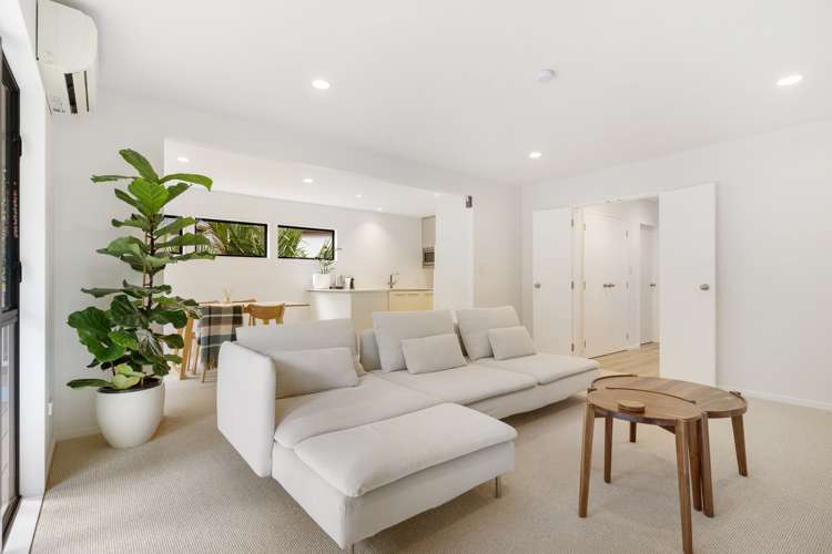 2/12 Herons Way Northcote_2