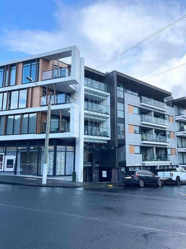 3 bedroom modern Mt Eden apartment-2 carparks