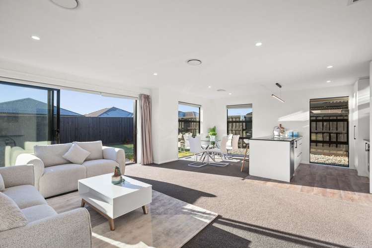 1 Woodford Avenue Woodend_5