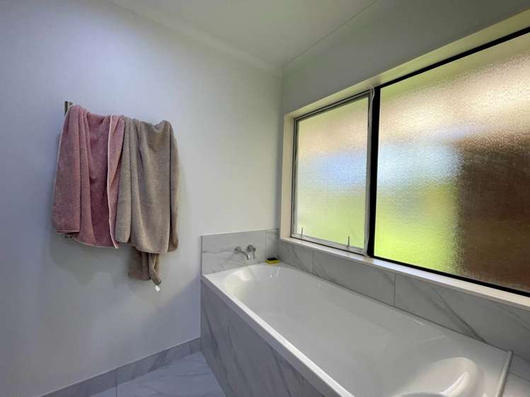 15 Baulcomb Parade Windsor Park_7