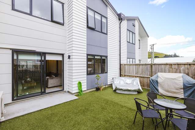 Panmure 2 level, 3 bedroom townhouse - built 2022