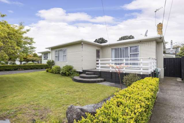 3 BED, 2 LIVING, GARAGING GALORE!