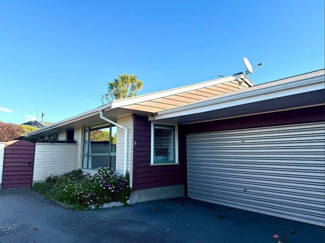 FULLY FURNISHED SUNDRENCHED REAR UNIT!