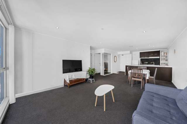 H47  Stylish 2-Bed Apartment with Harbour Views