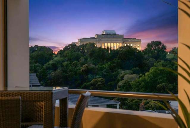 Sophisticated Sub-Penthouse with Stunning views