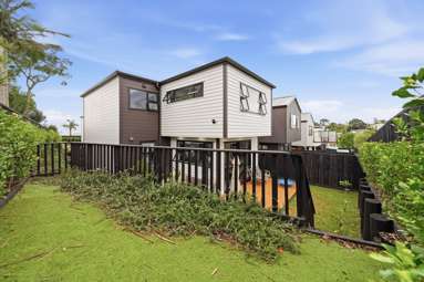 9/90 Picasso Drive_3