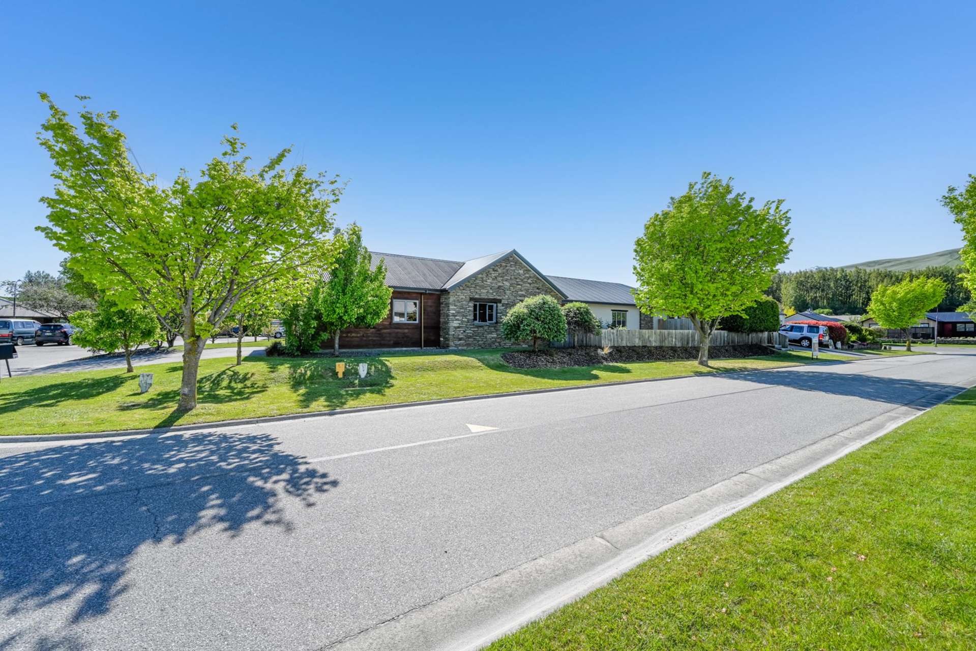 4 & 4A Manorburn Place Lake Hayes Estate_0