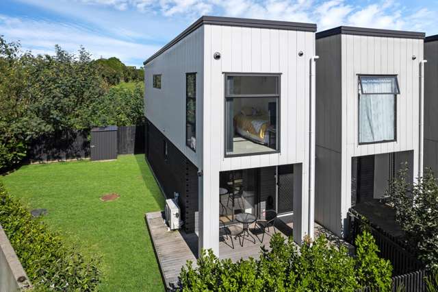 Corner-site living with space, sun & community