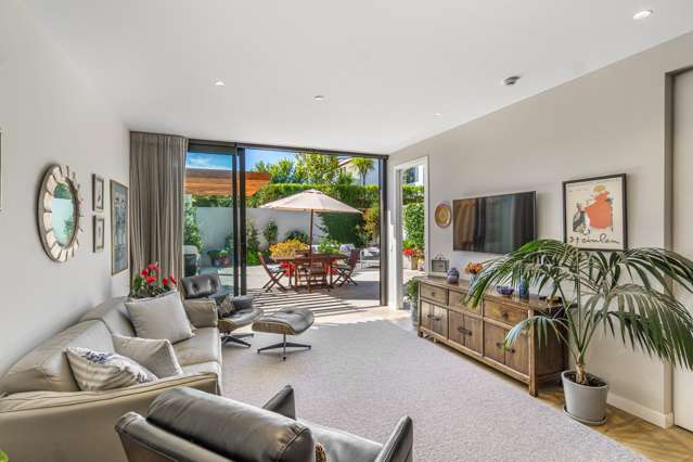 BEAUTIFUL COURTYARD APT - Enq Over $1,785,000