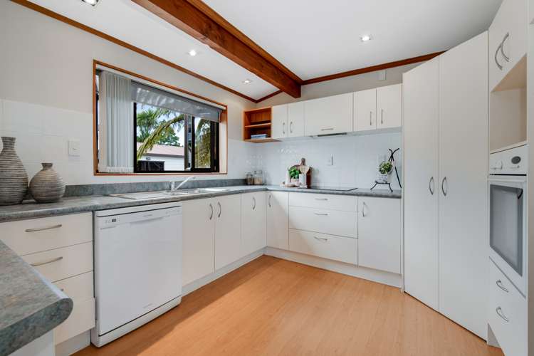 15 Higham Ferrers Place Red Beach_12