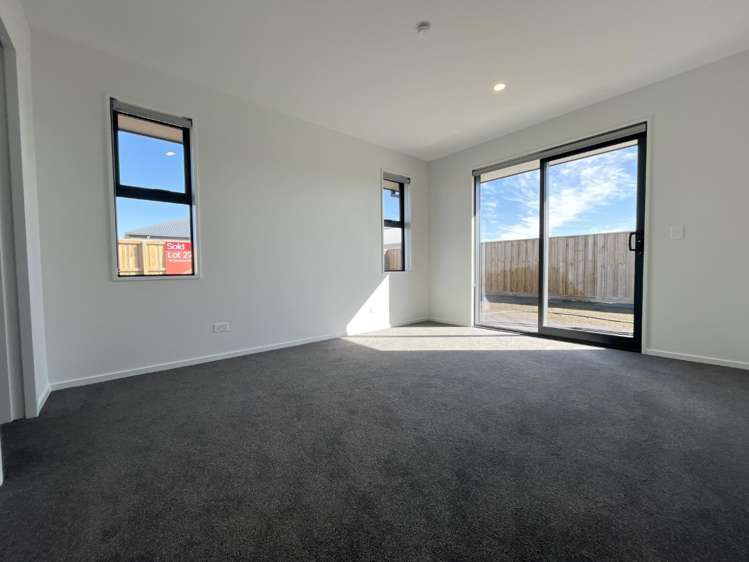 76 Accadia Drive 11103_12