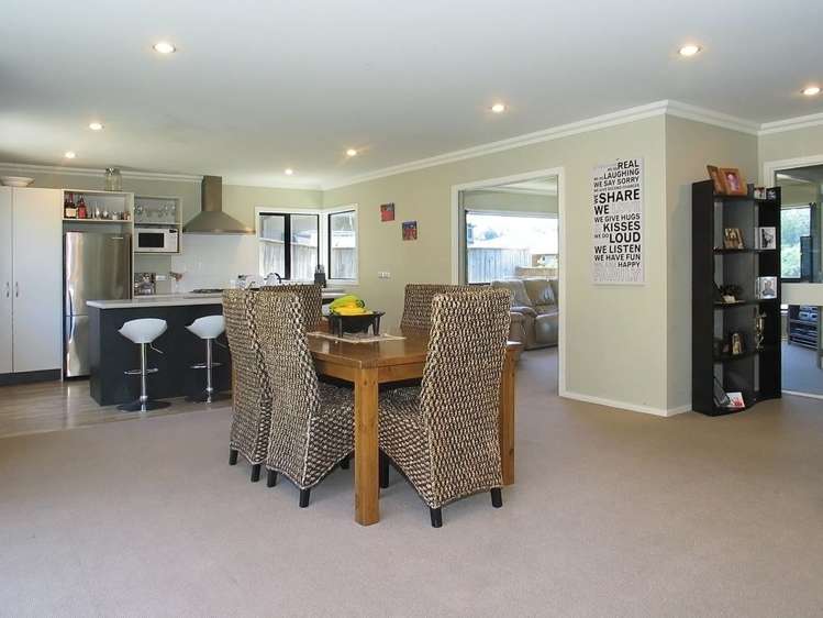 32 Te Puia Drive Aotea_5