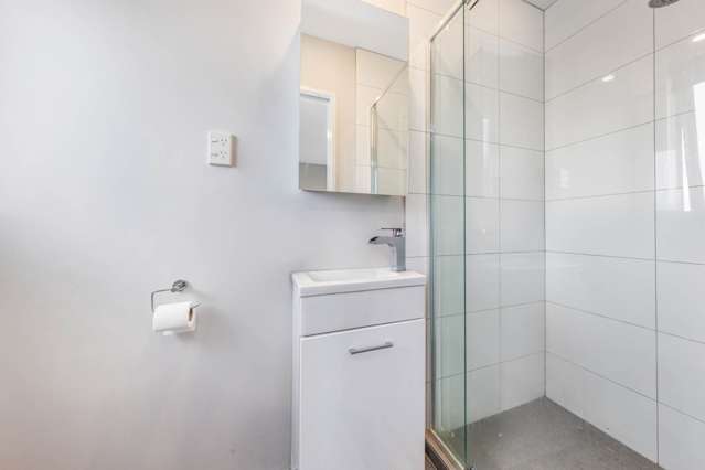 7/11 Ray Small Drive Papakura_4