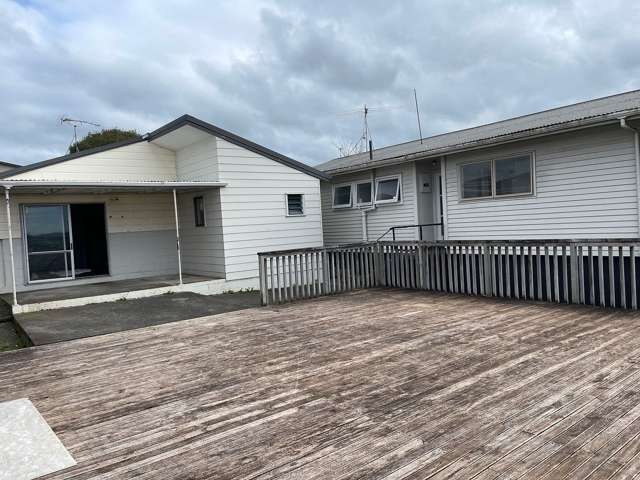 Sunny Home with Sleepout and large deck