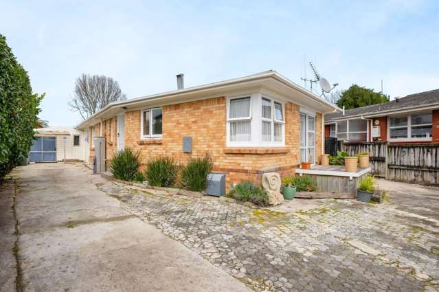 Spacious 5 Bedroom Home – Prime Hamilton East Location