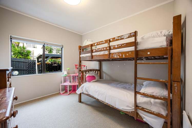 2/5 Witheford Drive Bayview_11