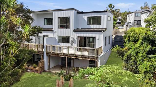 Corner Position – Modern Living Beside the Reserve