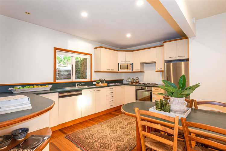 8 Ngaio Lane Charteris Bay_5