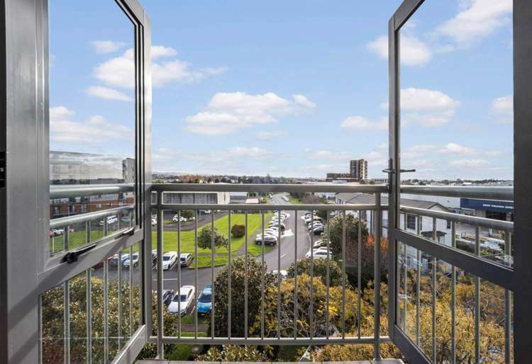 4D/10 Crown Lynn Place New Lynn_9