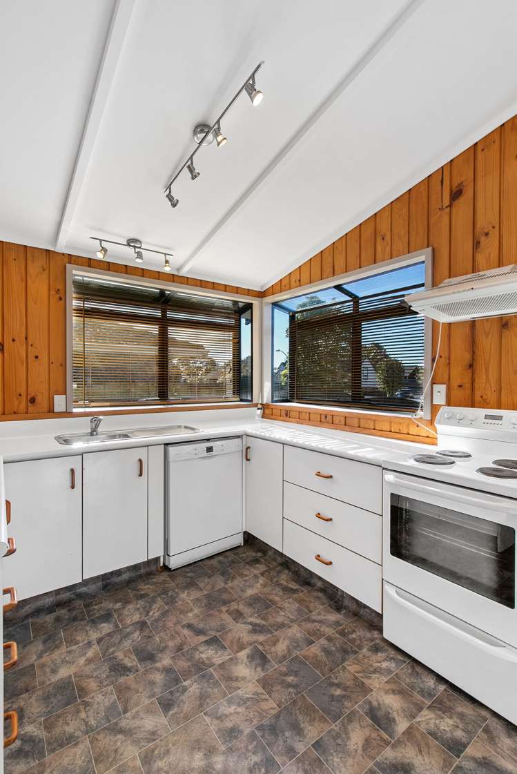 76 Saint Annes Crescent Wattle Downs_11