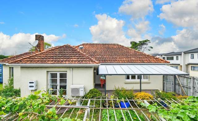 1133m²  Land. Must Be Sold - Present All Offers!