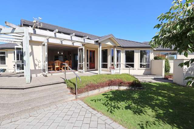 Stylish, Sunny & Perfectly Positioned!