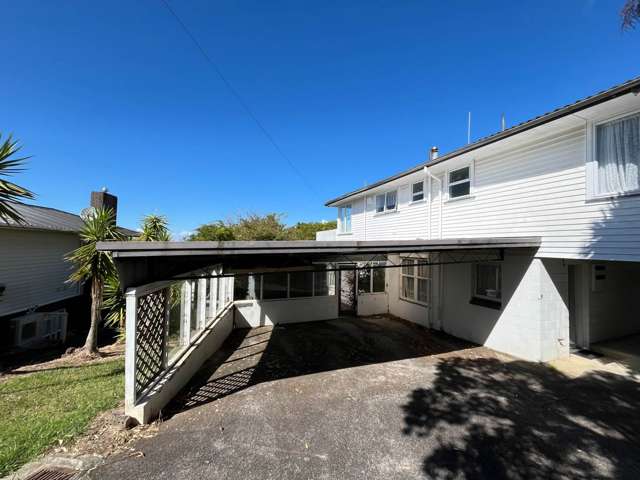 Great location on Golf Road - Lawns Included