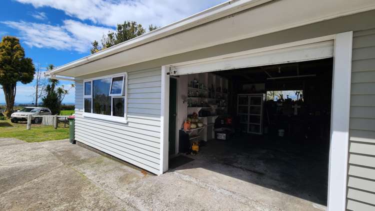 2041 Egmont Road Kaimiro_17