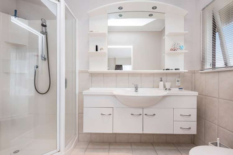 21 Seymour Road Mellons Bay_21