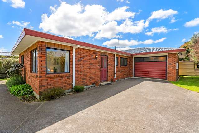 Central Puke Living - 3 Bed, Freehold, Brick