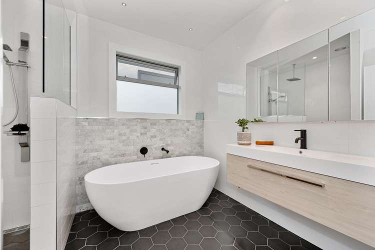 900 River Road Queenwood_13