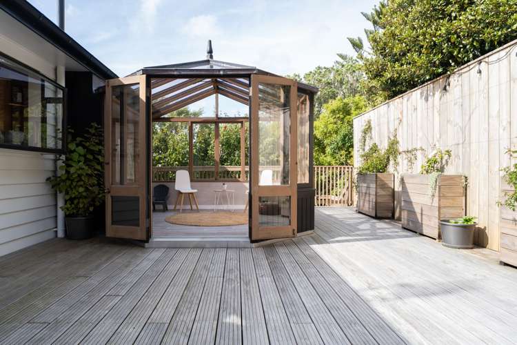 8 Hillview Crescent Paparangi_21