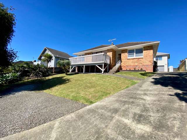 Sunny Family Home in Prime Green Bay Location