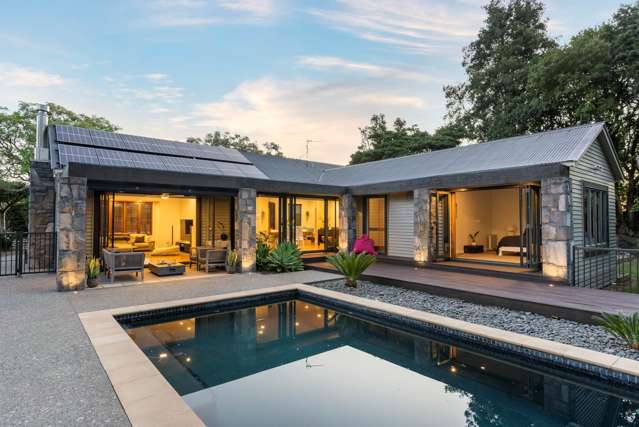 NORTHERLY SOPHISTICATION + SUPERB GARDENS & POOL