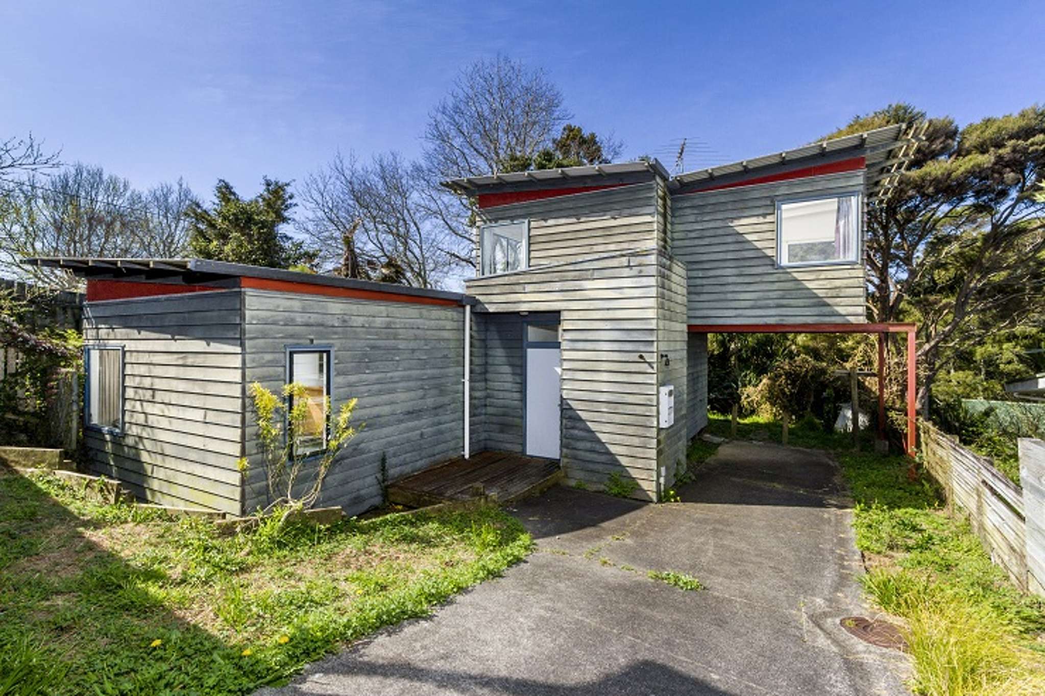 'Hardest auction we’ve ever done': Seller loses $200,000 on unconsented Auckland house